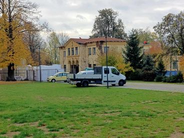 Zabytkowy budynek w Stróży odzyskuje swoją świetność